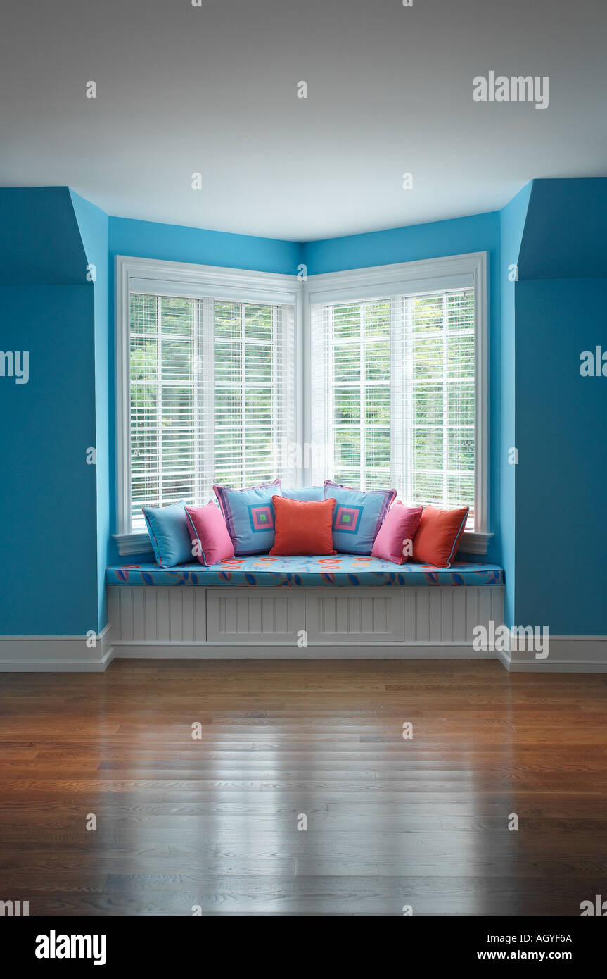 Leere blaue Zimmer mit Sitzplatz am Fenster Stockfoto