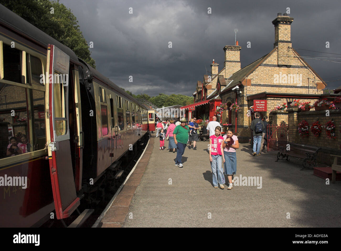 Dampfmaschine Zug Wagen an Haverthwaite Station am See Haverthwaite Eisenbahnlinie im Lake District Stockfoto