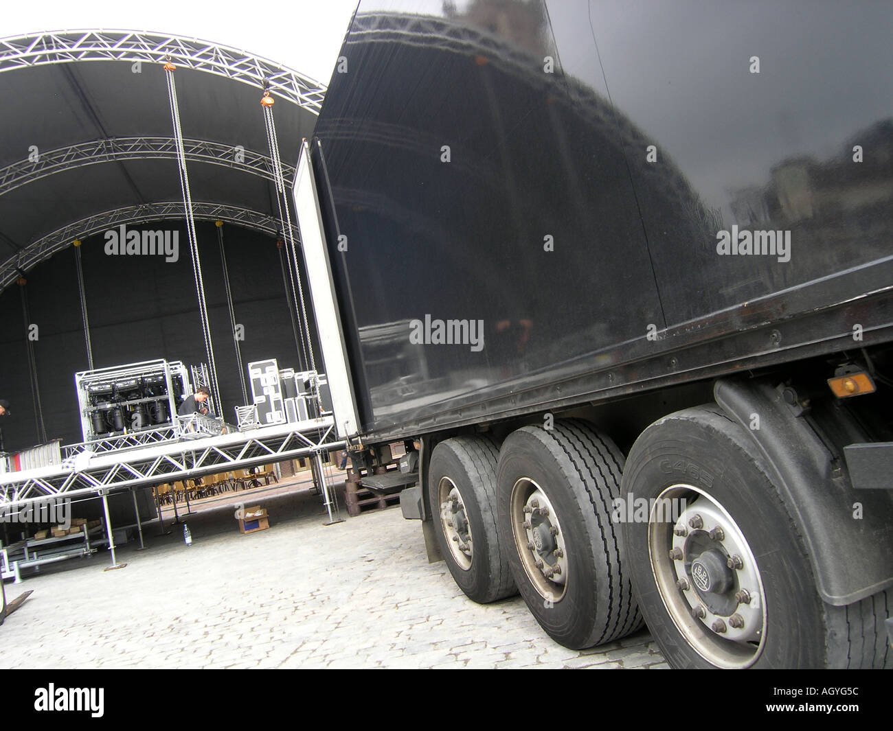 LKW-warten auf die Konzertbühne zu entladen Stockfoto