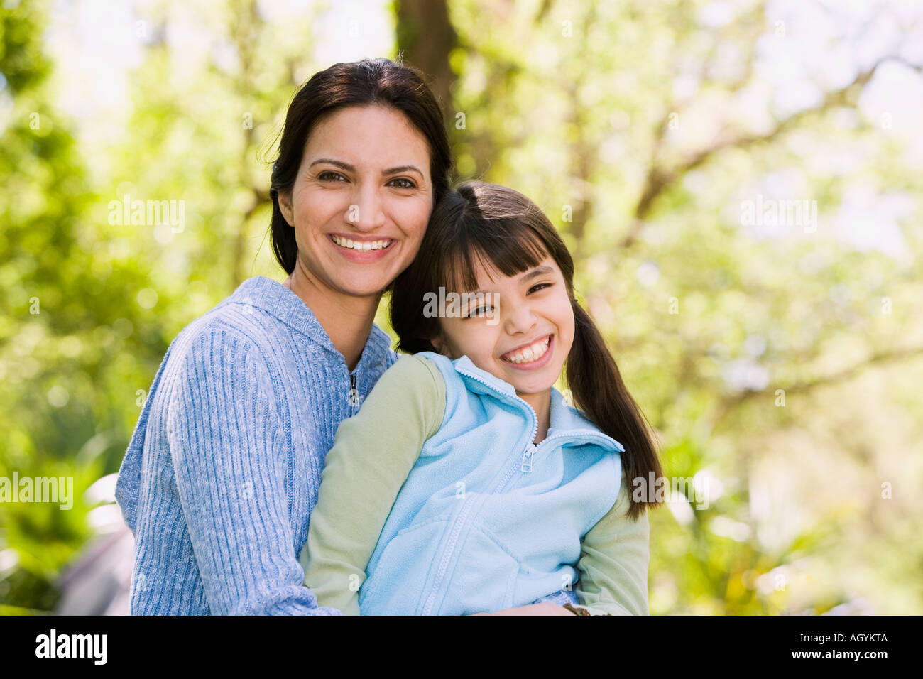Hispanische Mutter und Tochter lächelnd im freien Stockfoto