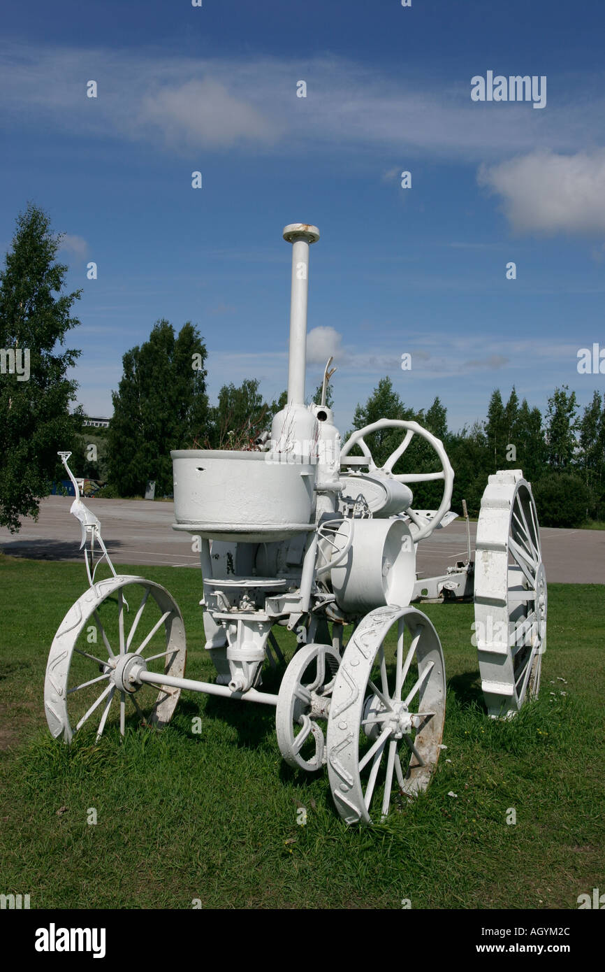 alte weiße Traktor mit Zusatzteilen als Kunstwerk Stockfoto
