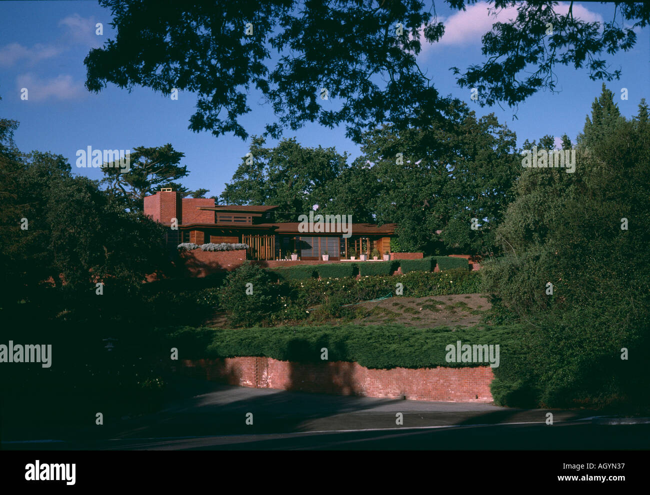 Paul R. und Jean S. Hanna House / Waben-Haus, 737 Franzose Road, Stanford, Kalifornien, 1936. Gesamten Exterieur. Stockfoto