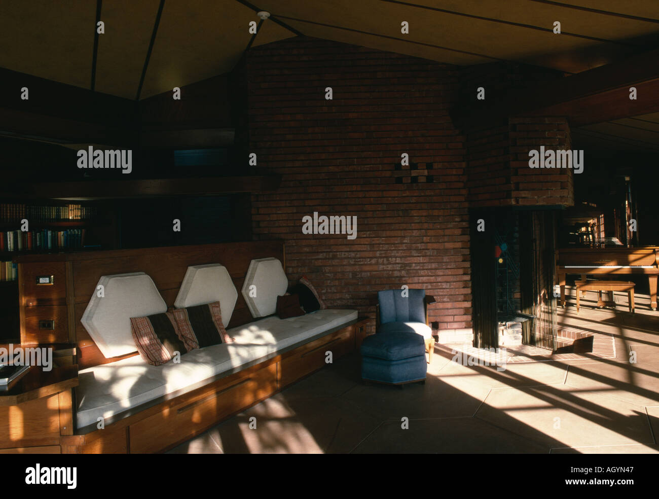 Paul R. und Jean S. Hanna House / Waben-Haus, 737 Franzose Road, Stanford, Kalifornien, 1936. Wohnbereich. Stockfoto