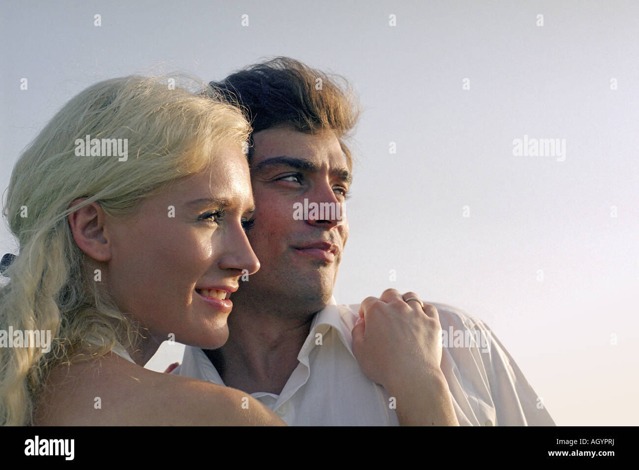 junger Mann und Frau, die selbstbewusst in die Zukunft schauen Stockfoto