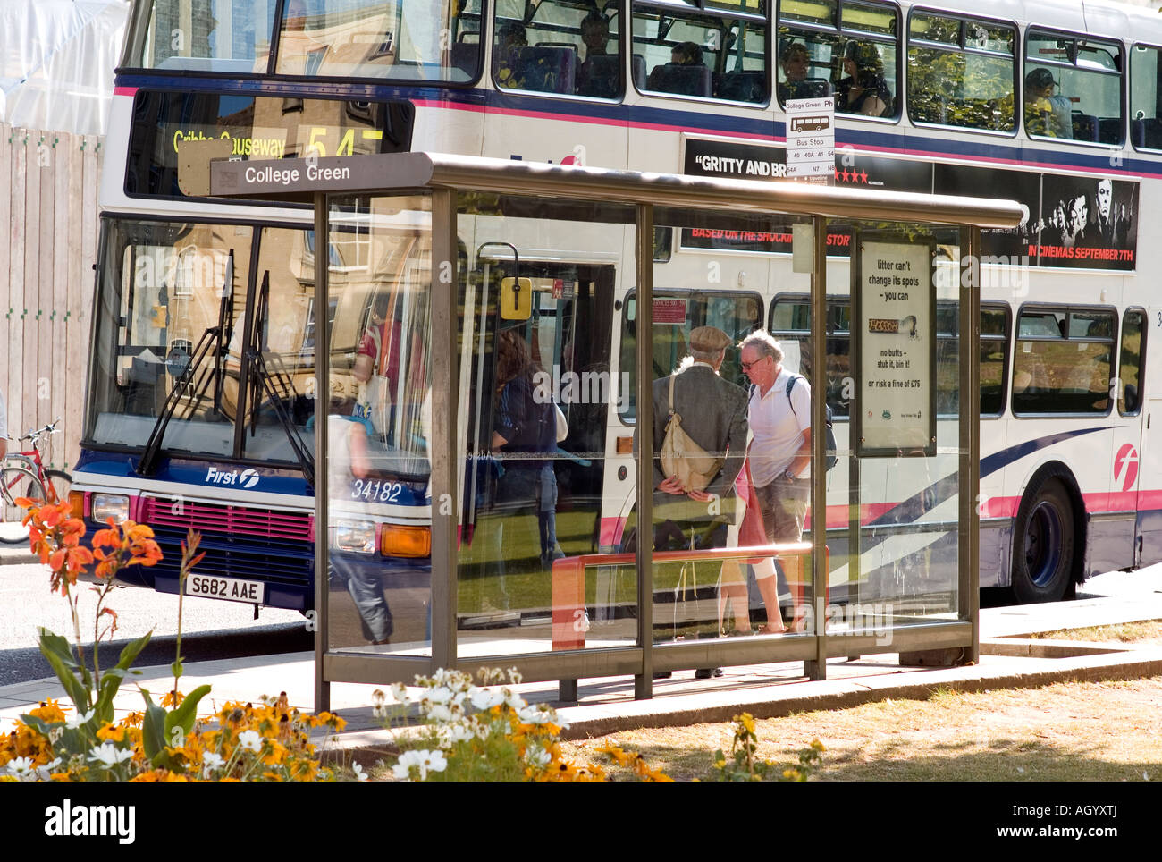 Fang einen Bus an einer Bushaltestelle, Bristol, UK Stockfoto