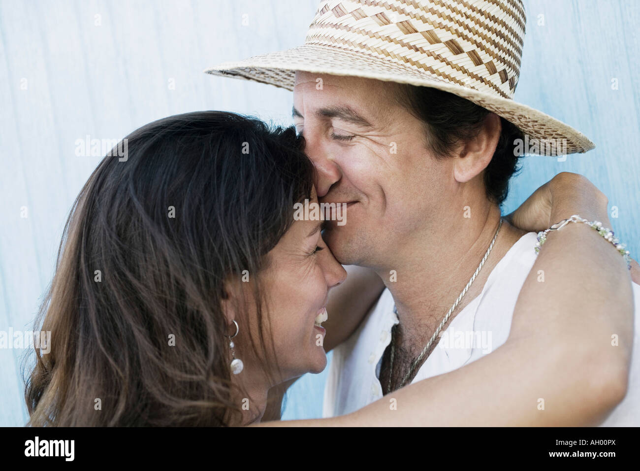 Nahaufnahme eines Mitte Erwachsenen Paares umarmen einander und lächelnd Stockfoto