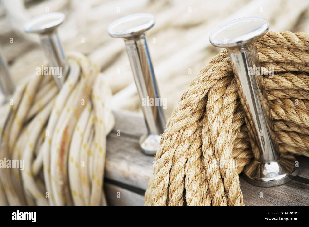 Nahaufnahme von Heringen und Seilen auf dem Deck eines Segelbootes Stockfoto