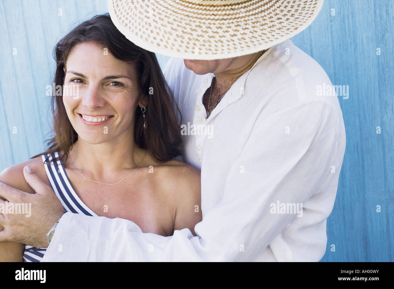 Seitenansicht eines Mitte erwachsenen Mannes eine Mitte Frau umarmen Stockfoto