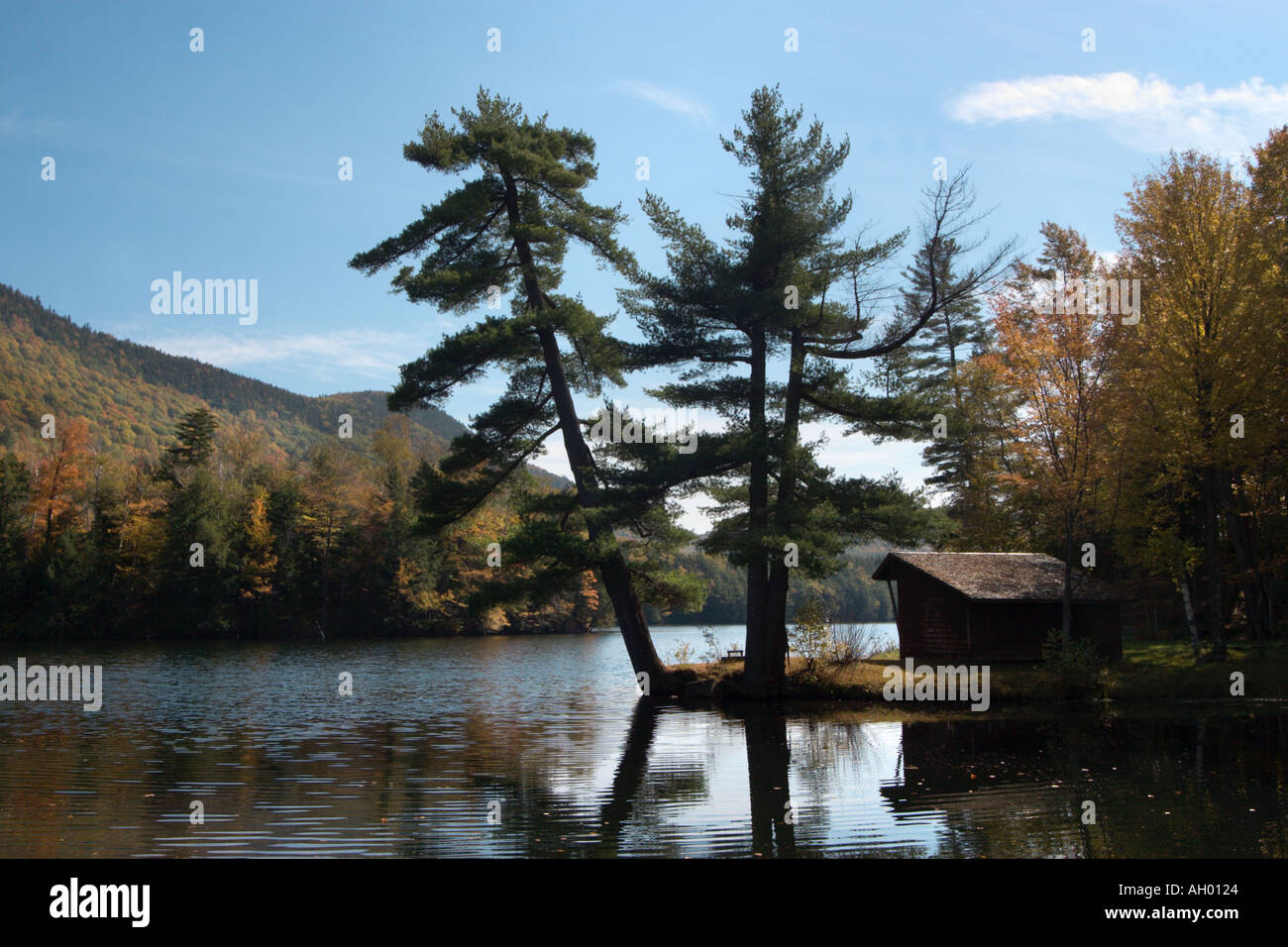 Blockhaus auf einem ruhigen See mit Herbstlaub, off Highway 100, grünen Bergen, Vermont, USA Stockfoto