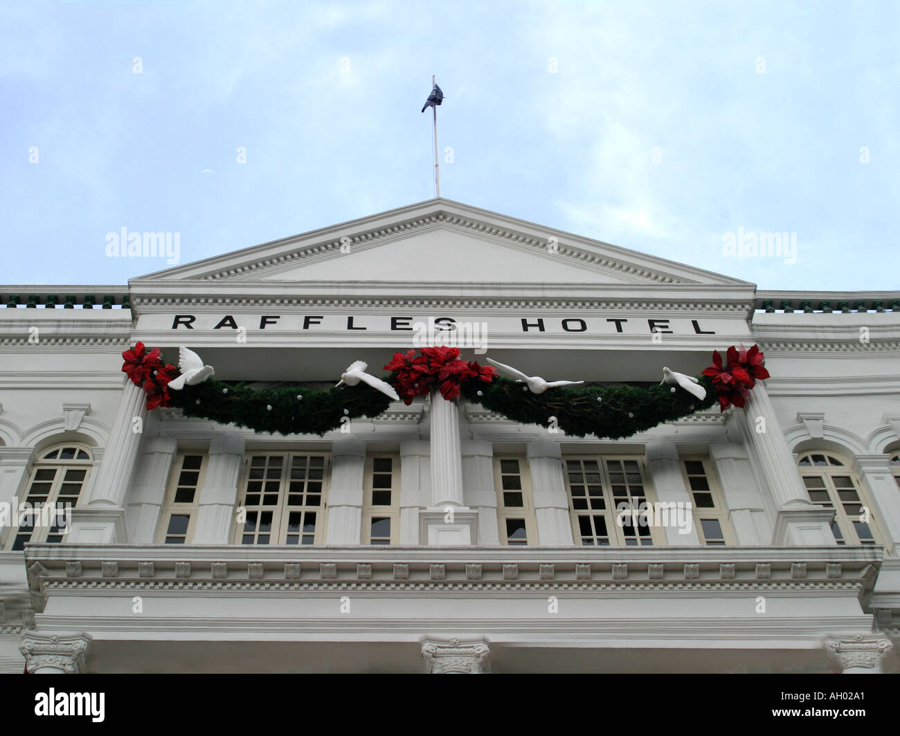 Weihnachten im weltberühmten 5 Sterne Raffles Hotel in Singapur, benannt nach Sir Francis Stamford Raffles, der Gründer der Stadt Stockfoto