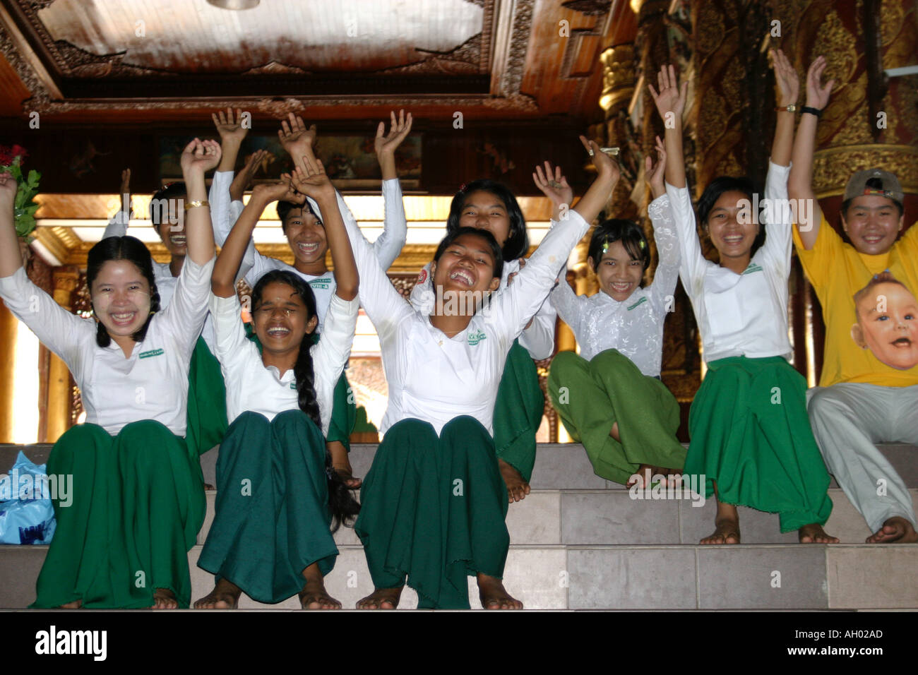 aufgeregt birmanischen Schulkinder tragen Schuluniform auf einem Ausflug die Shwedagon-Pagode in Yangon Rangun Myanmar Burma Stockfoto