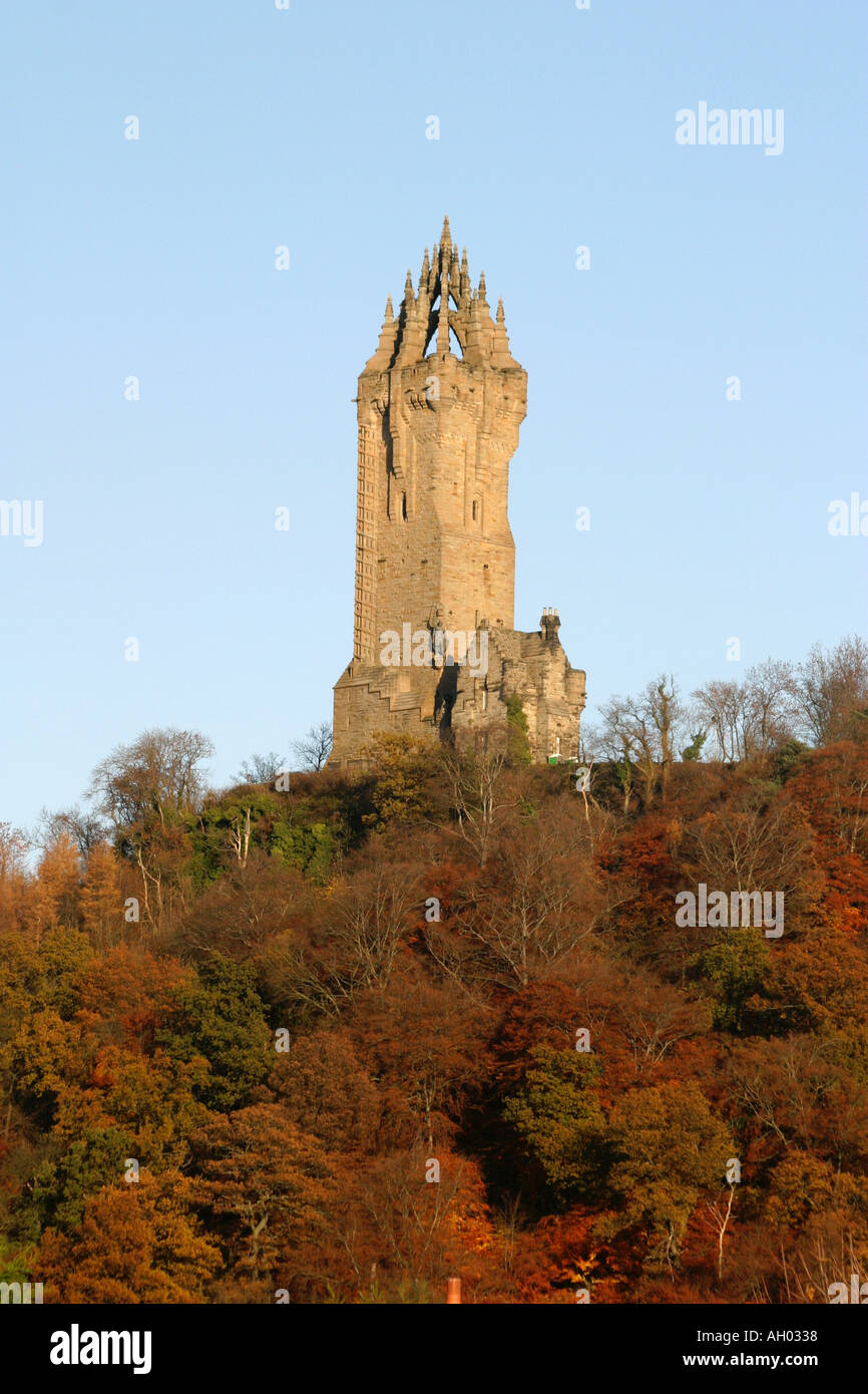 Inmitten Sie Beautifuk Farben des Herbstes, die beeindruckende schottische nationale Denkmal für William Wallace, Stirling, Schottland Stockfoto