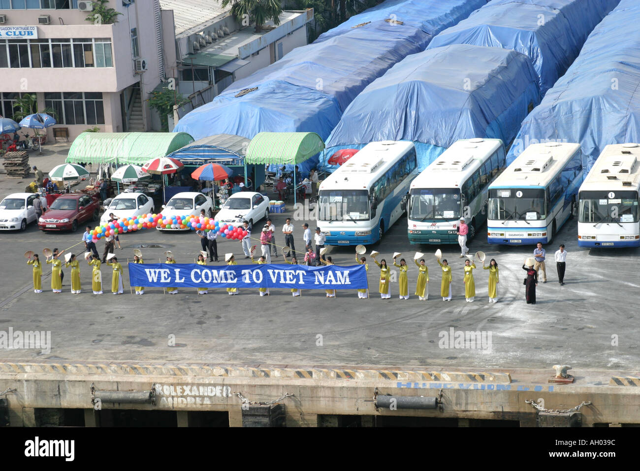 Empfangskomitee für Passagiere im Hafen von Saigon durch Kreuzfahrtschiff. Stockfoto