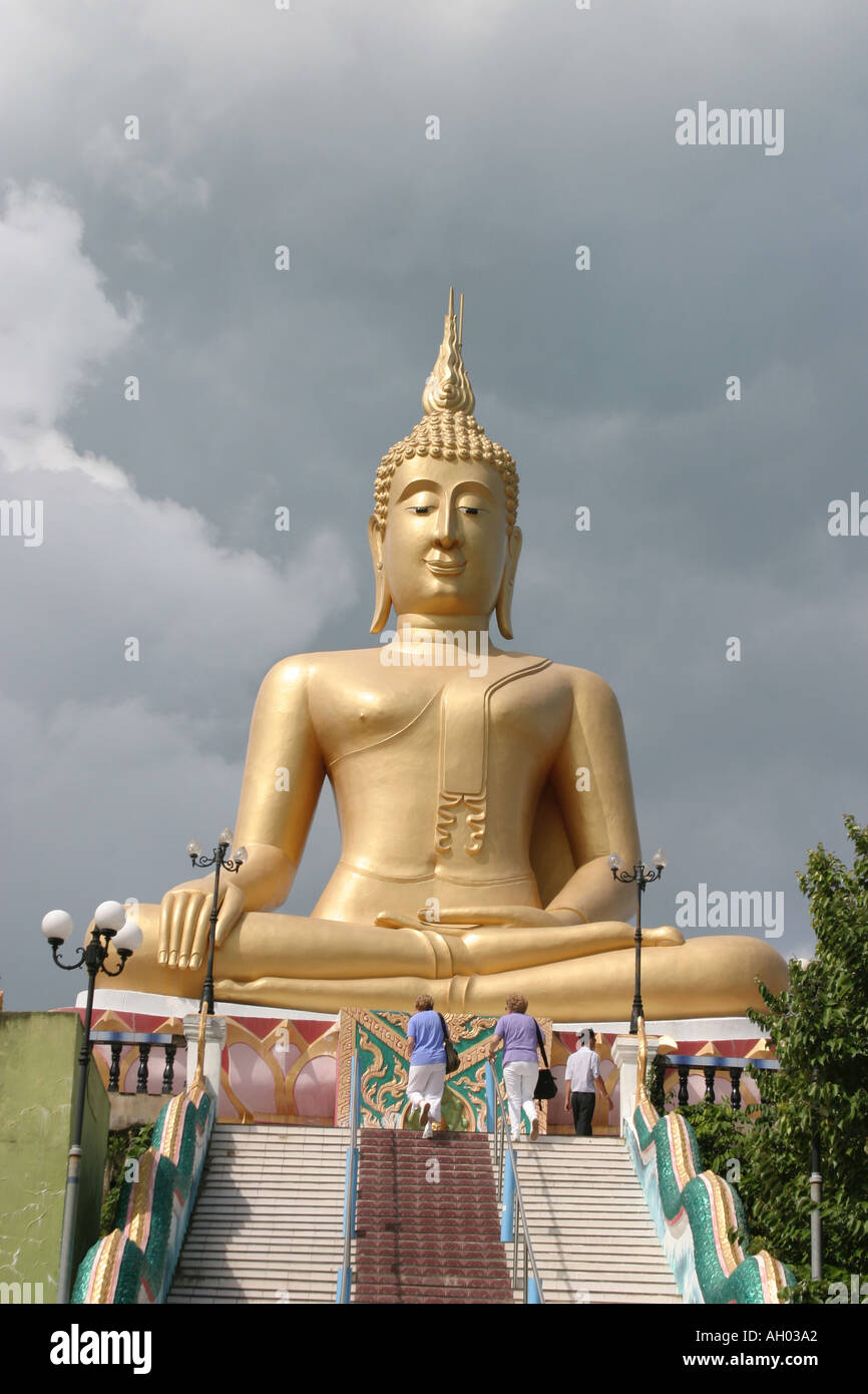 Bang Rak Strand Ko Samui Insel Thailand, der Riese sitzen golden Buddha Wat Phra Yai Big Buddha in Pattaya Stockfoto