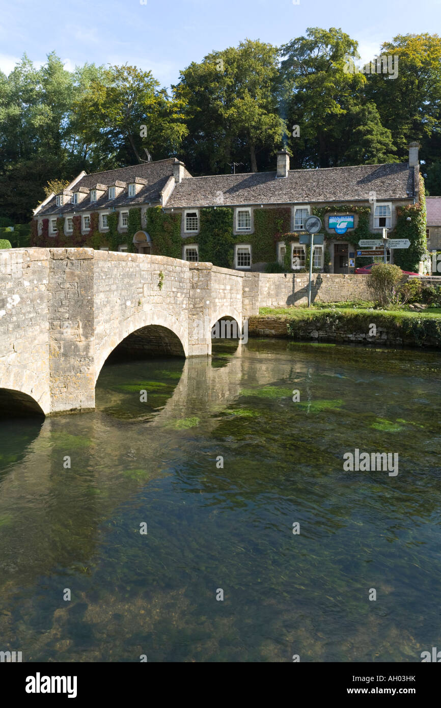 Der Fluss Coln fließt vorbei an the Swan Hotel in Cotswold Dorf von Bibury, Gloucestershire Stockfoto