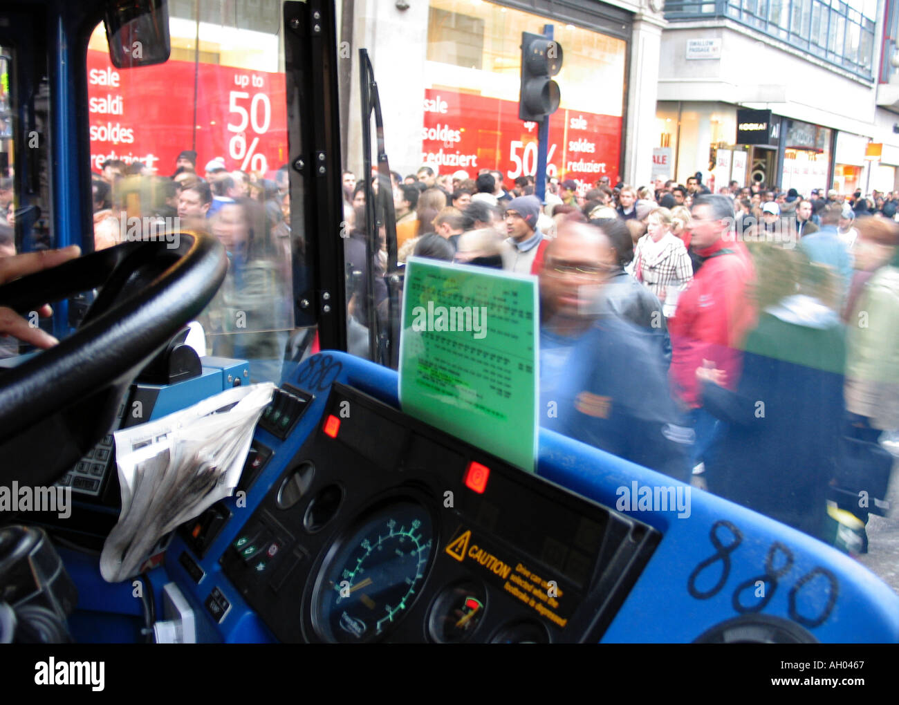 Menschenmenge in der Oxford Street am Weihnachtstag Sale London Stockfoto