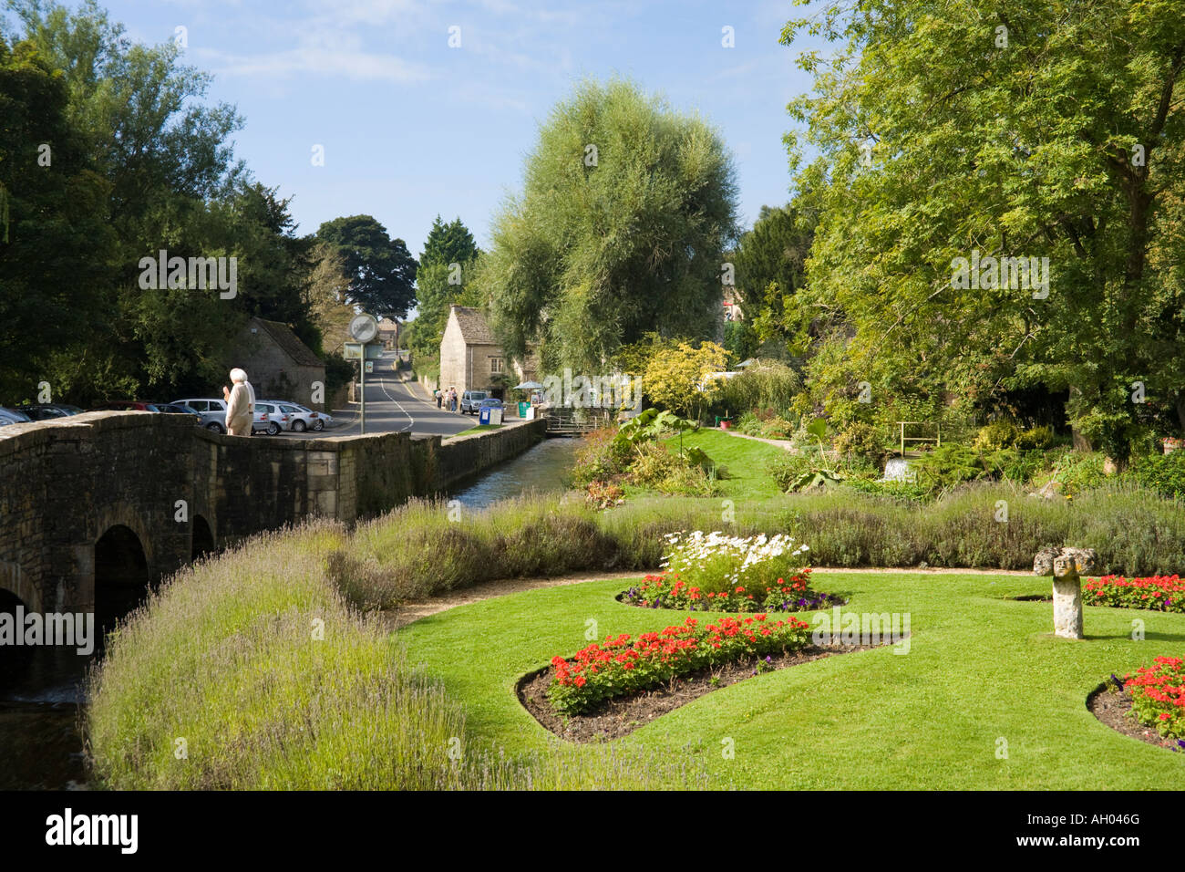 Der Fluss Coln fließt vorbei an der Bibury Forellenzucht in Cotswold Dorf von Bibury, Gloucestershire Stockfoto