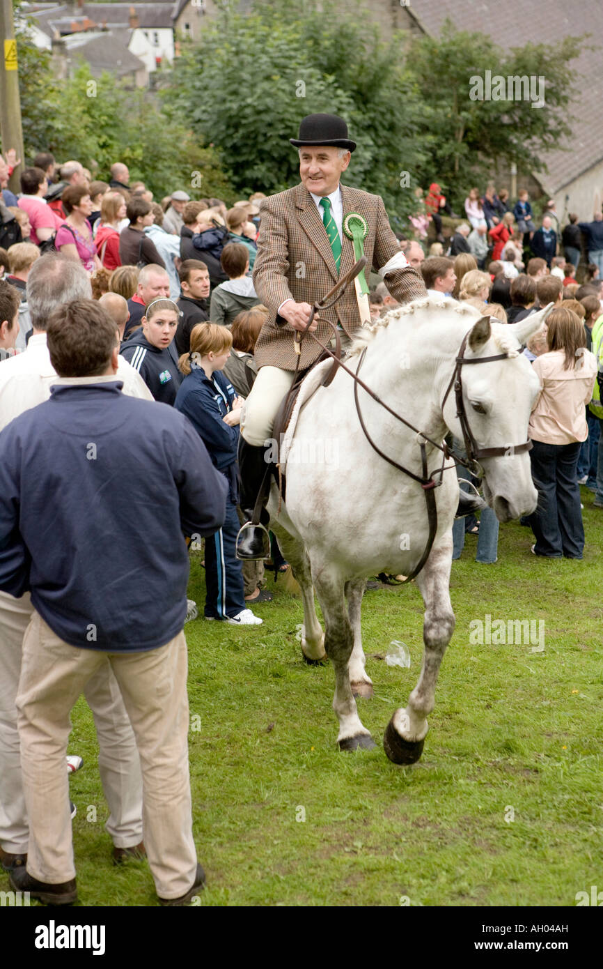 Langholm gemeinsame Reiten Menge Kontrolle Reiter drücken Masse zurück auf Kirk Wynd vor Pferde kostenlos den steilen Berg Scotland UK Stockfoto