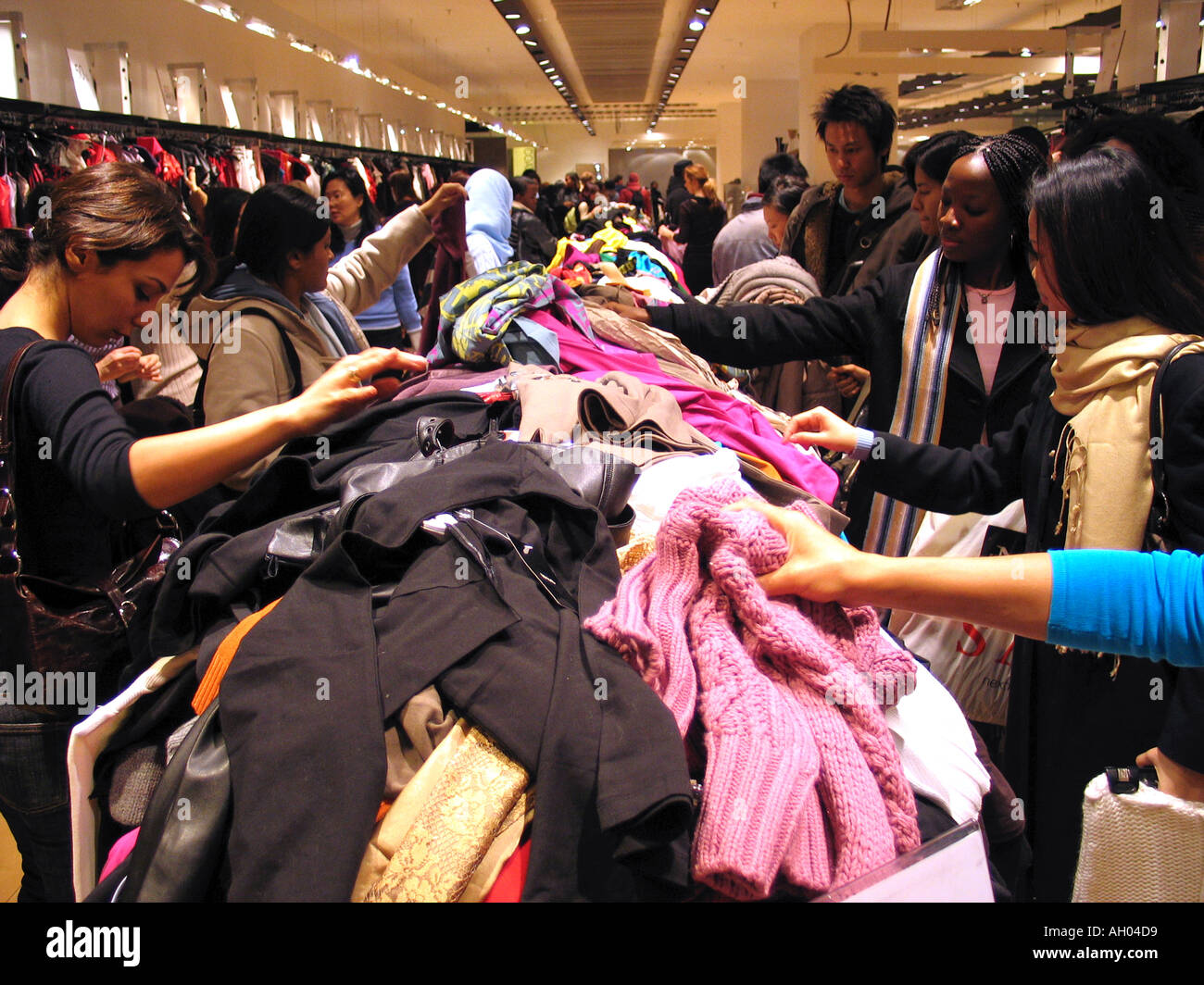 Chaos in der Londoner Oxford Street Shop beim Boxing Day sale Stockfoto