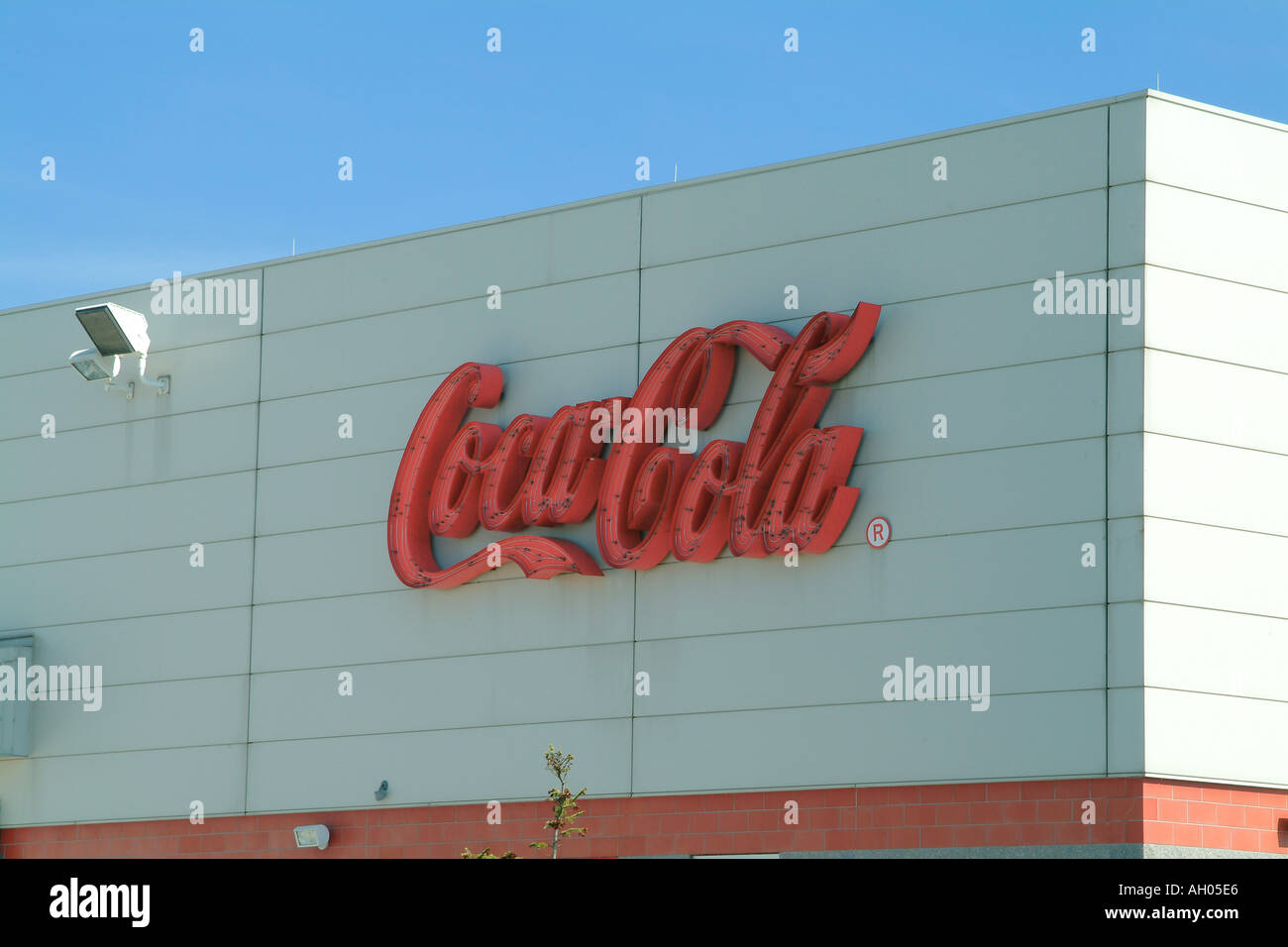 Coca Cola Schild am Gebäude, die Cola Flaschen Cola Stockfoto