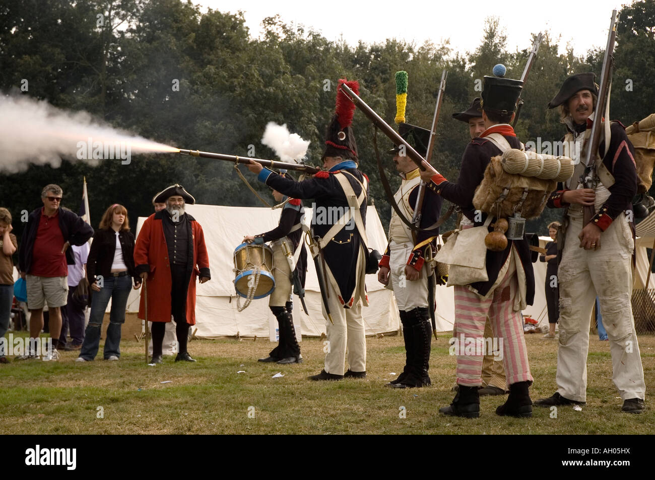 Reenactment der napoleonischen Soldaten feuern Musketen Stockfoto