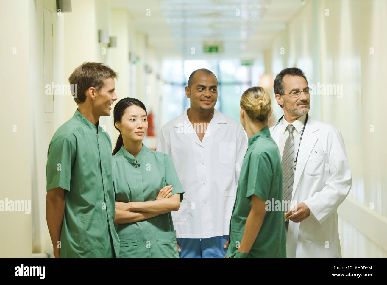 Medical staff standing in hallway, chatting, looking away Stockfoto