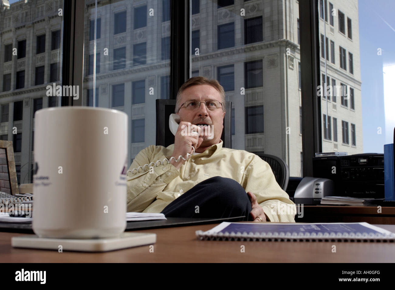 Anruf im Büro Stockfoto