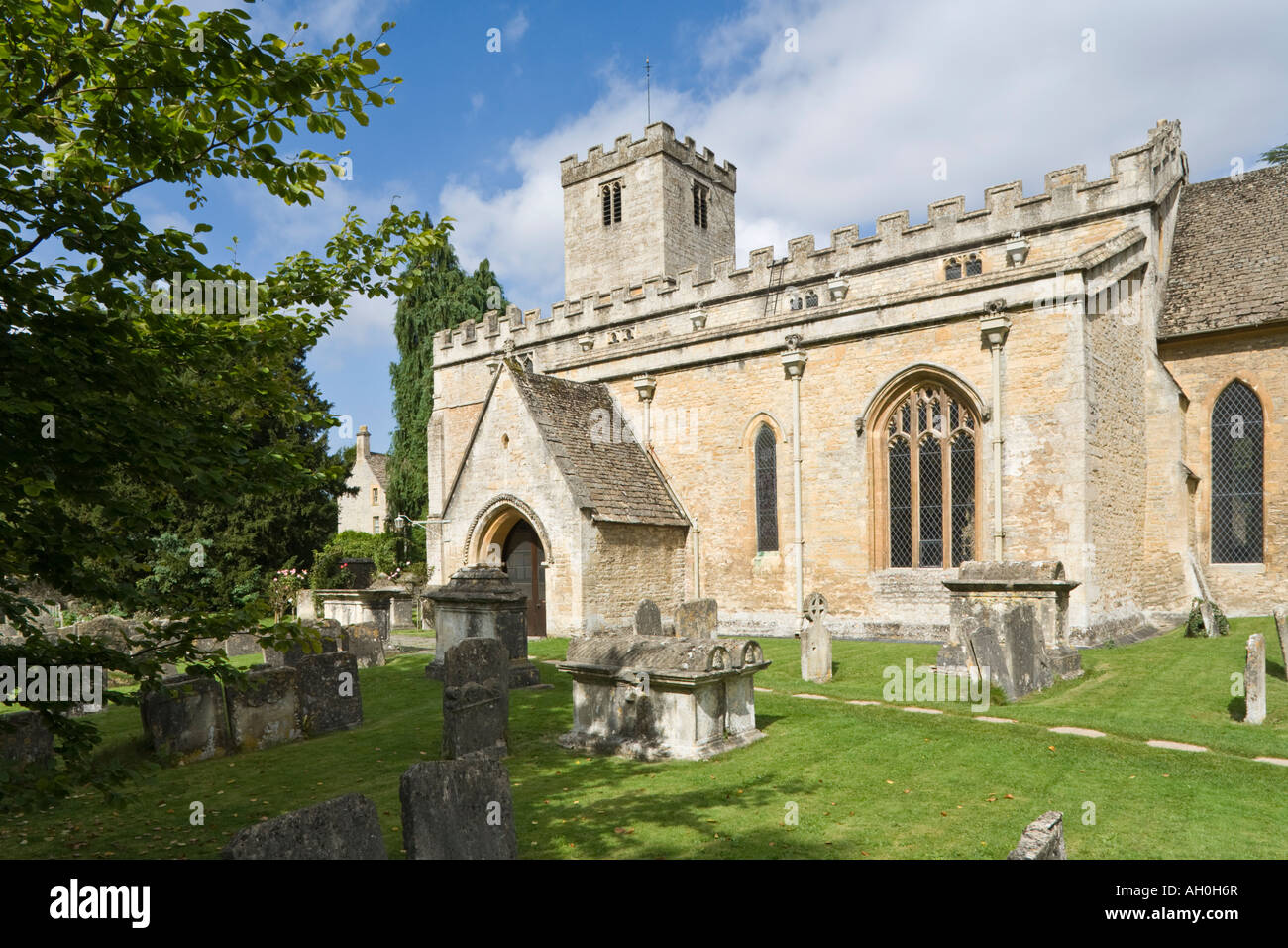 St Marys Kirche in der Cotswold-Dorf Bibury, Gloucestershire Stockfoto