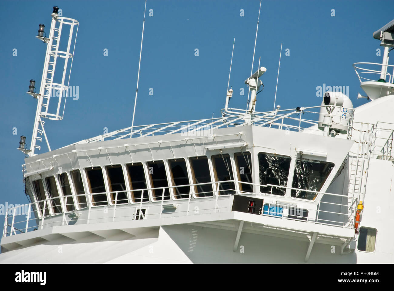 Windows Schiffe Brücke Kommunikation Antennen Masten Stockfoto