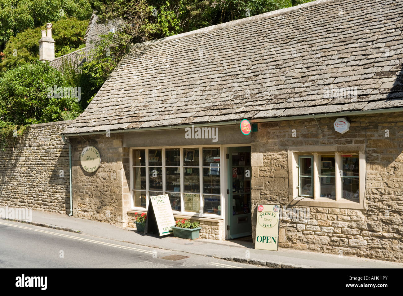 Das Postamt und Shop in Cotswold Dorf von Bibury, Gloucestershire Stockfoto