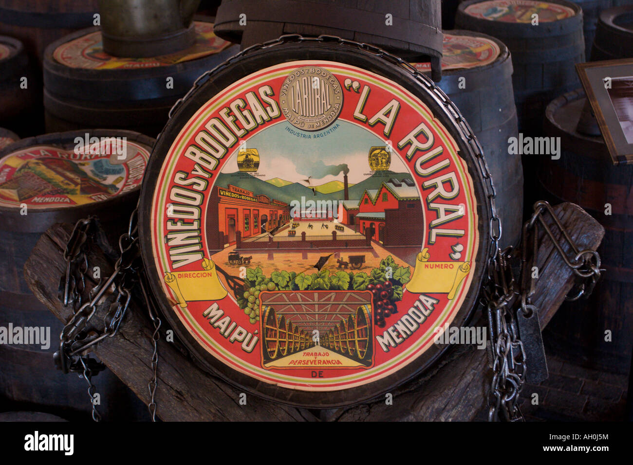 Vintage Weinfass mit dem alten Logo der Bodega La Rural Keller in Mendoza, Argentinien. Museo del Vino (Wein-Museum). Stockfoto