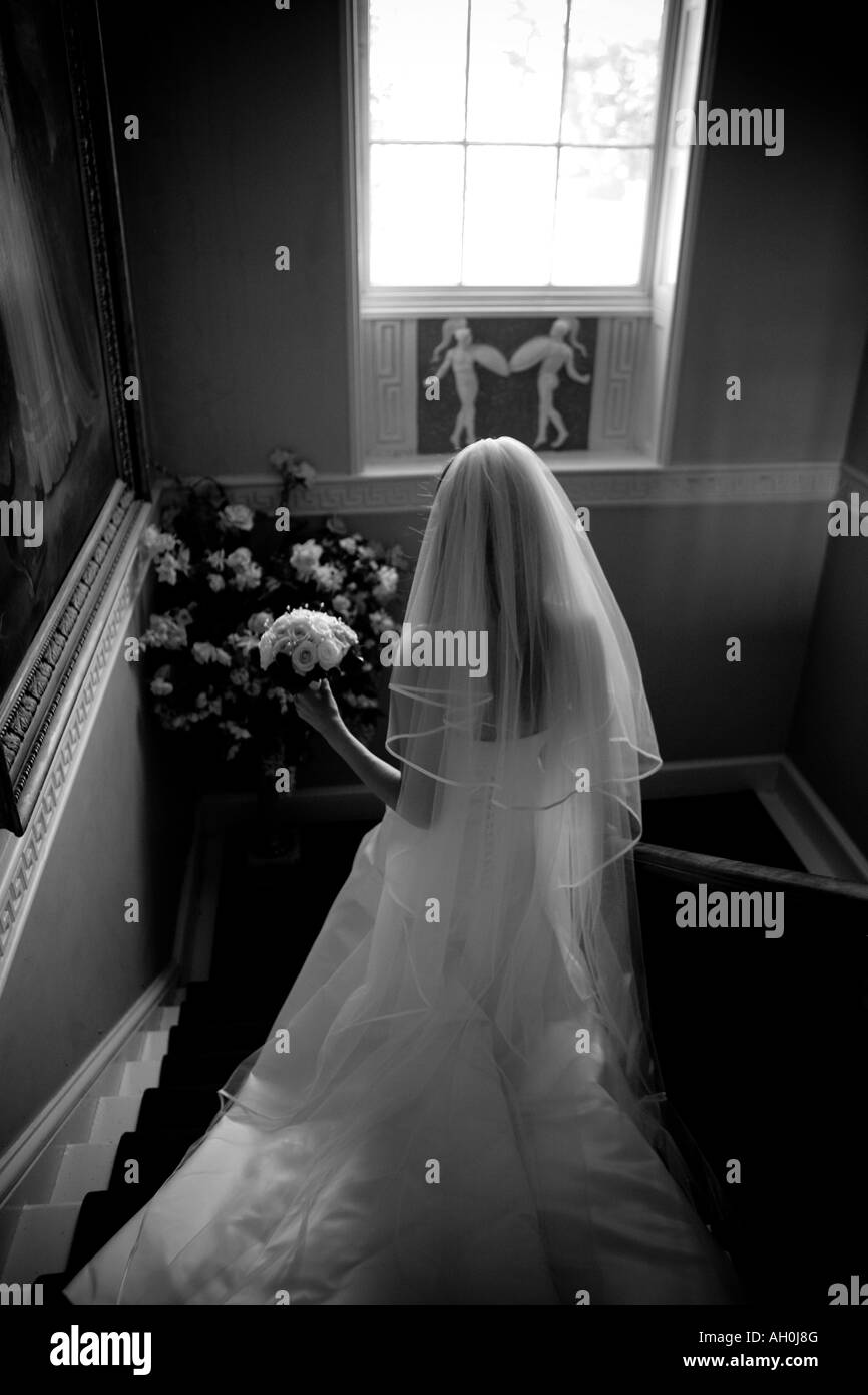 Braut zu Fuß zur Trauung Stockfoto