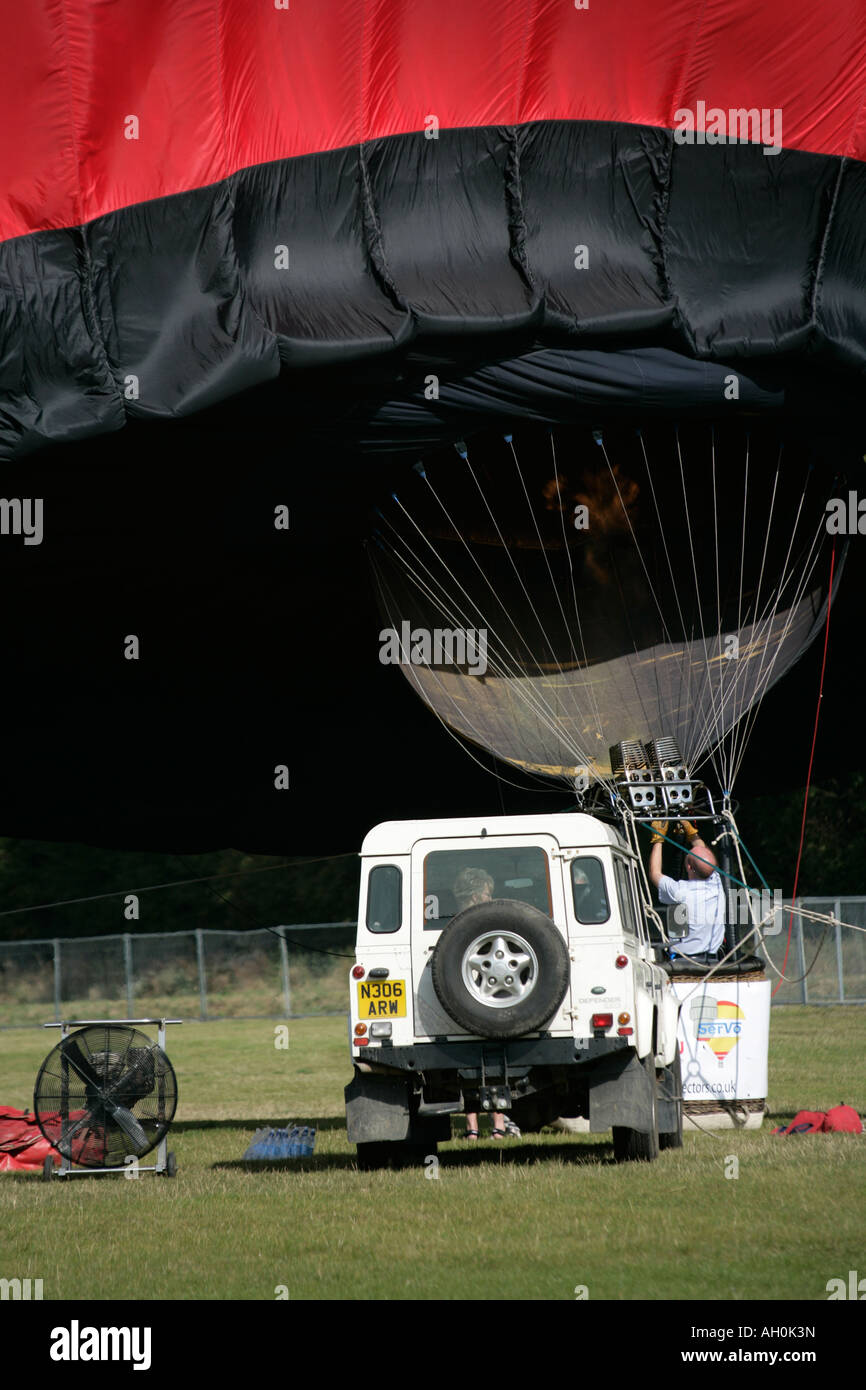 Mit einem Brenner um seinem Heißluftballon bereit für Ballonfahrer ausziehen Stockfoto