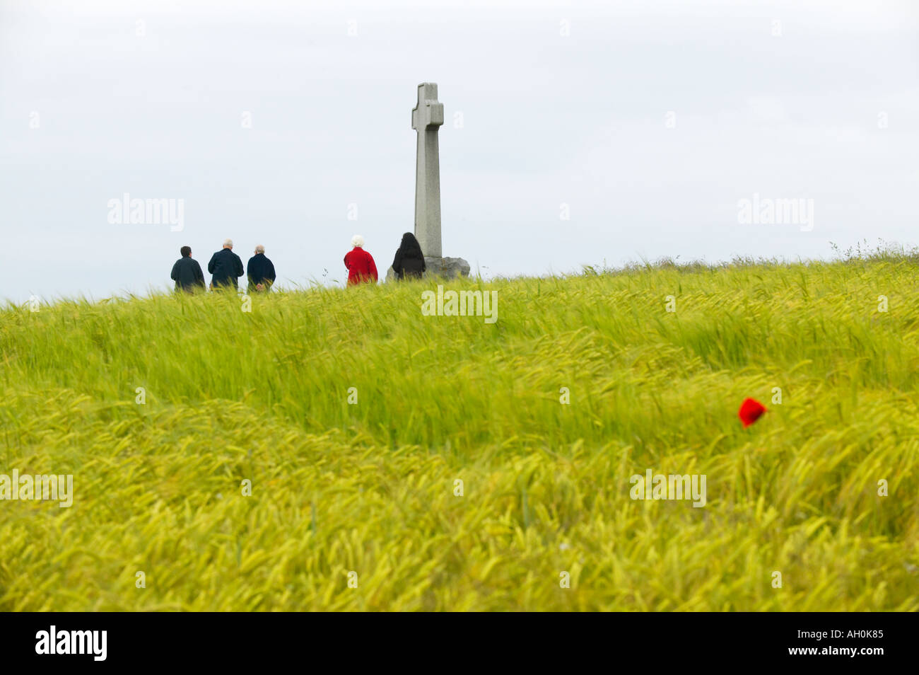 Touristen in der Schlacht von Flodden Gedenkstätte in Northumberland mit ihrem Erbe Guide Stockfoto