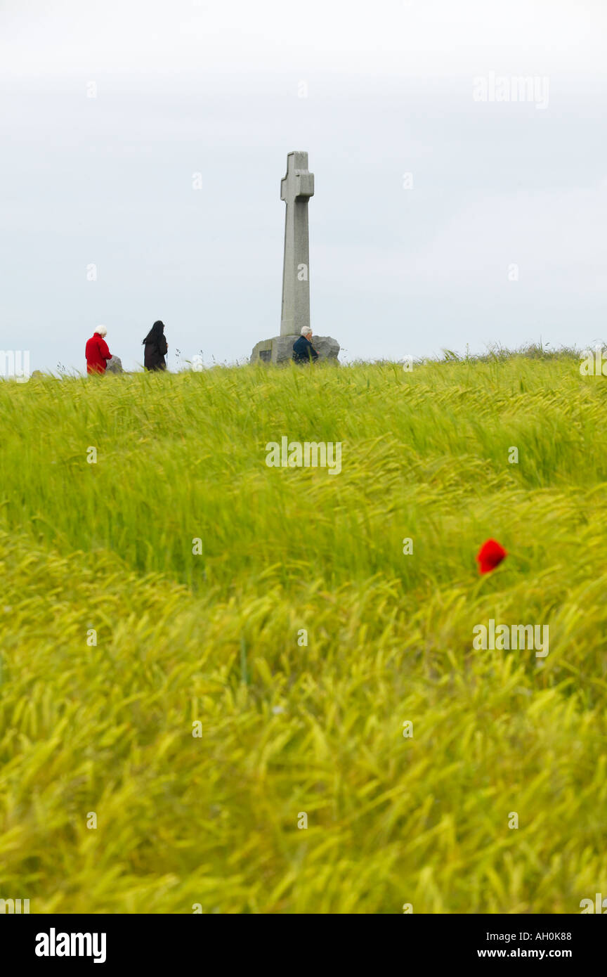 Touristen in der Schlacht von Flodden Gedenkstätte in Northumberland mit ihrem Erbe Guide Stockfoto