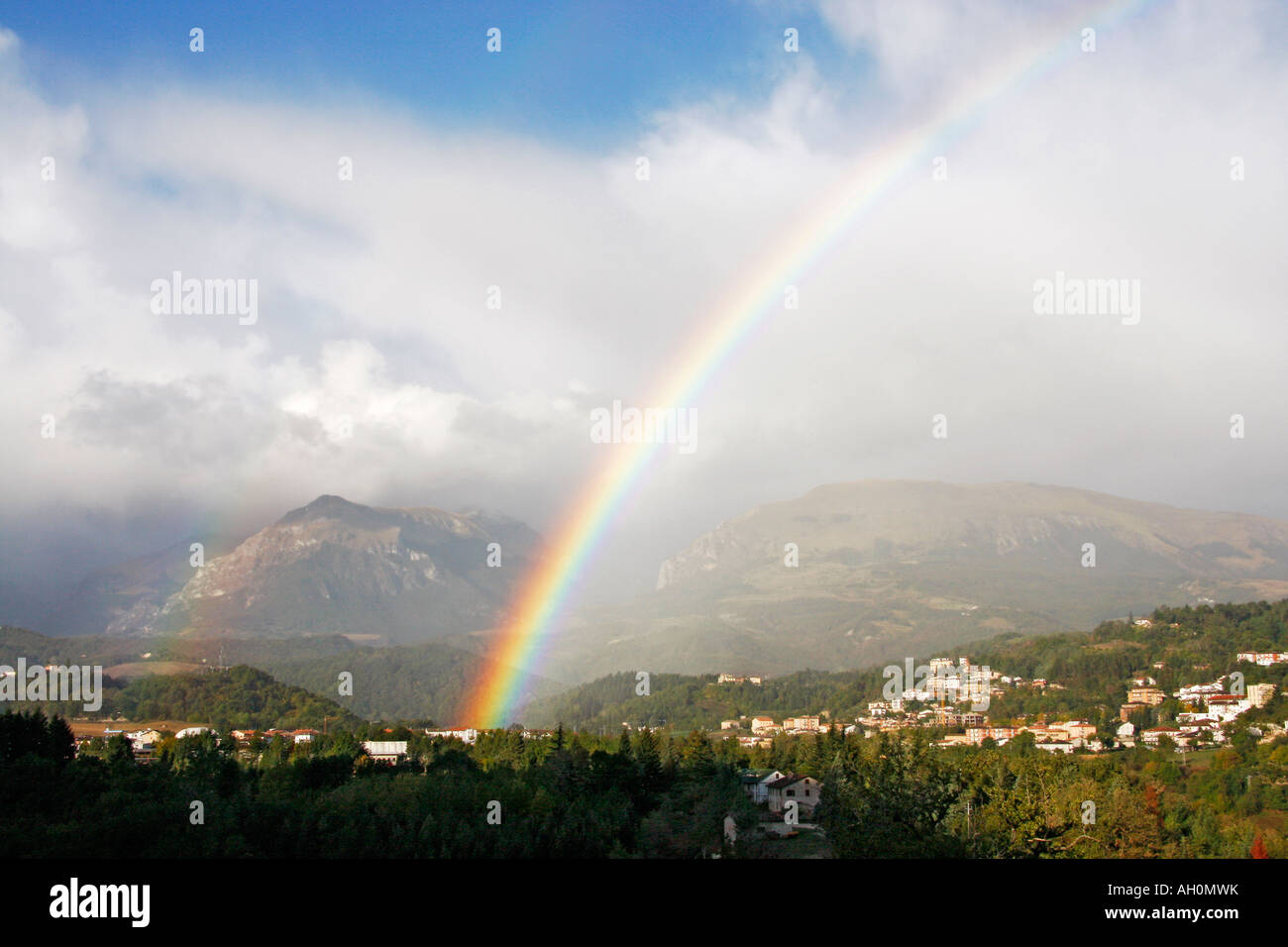 Ende eines Regenbogens über die Stadt Amandola in Le Marche, Sibilini Berge, Italien Stockfoto