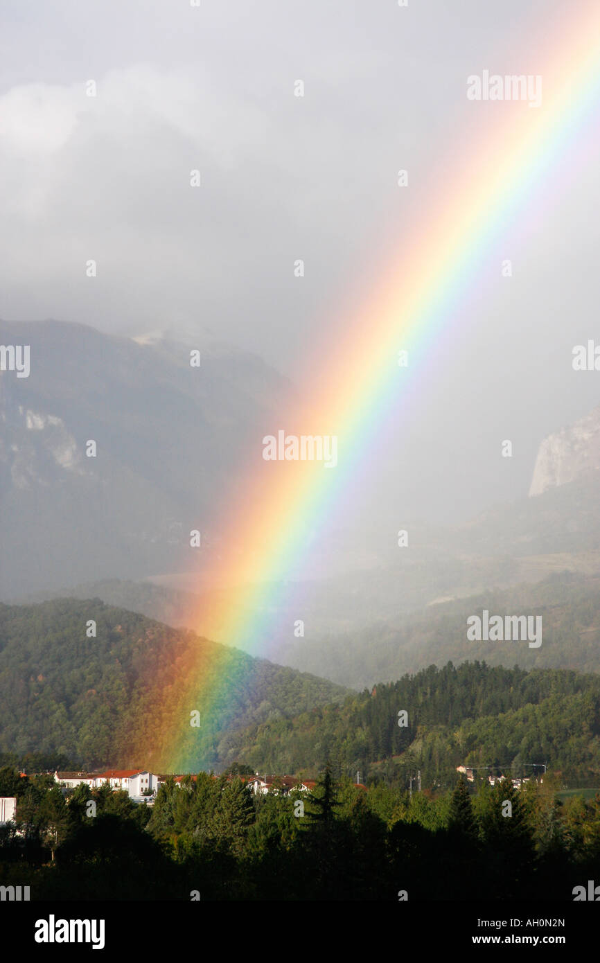Ende des Regenbogens in Le Marche, Sibilini Berge, Italien Stockfoto