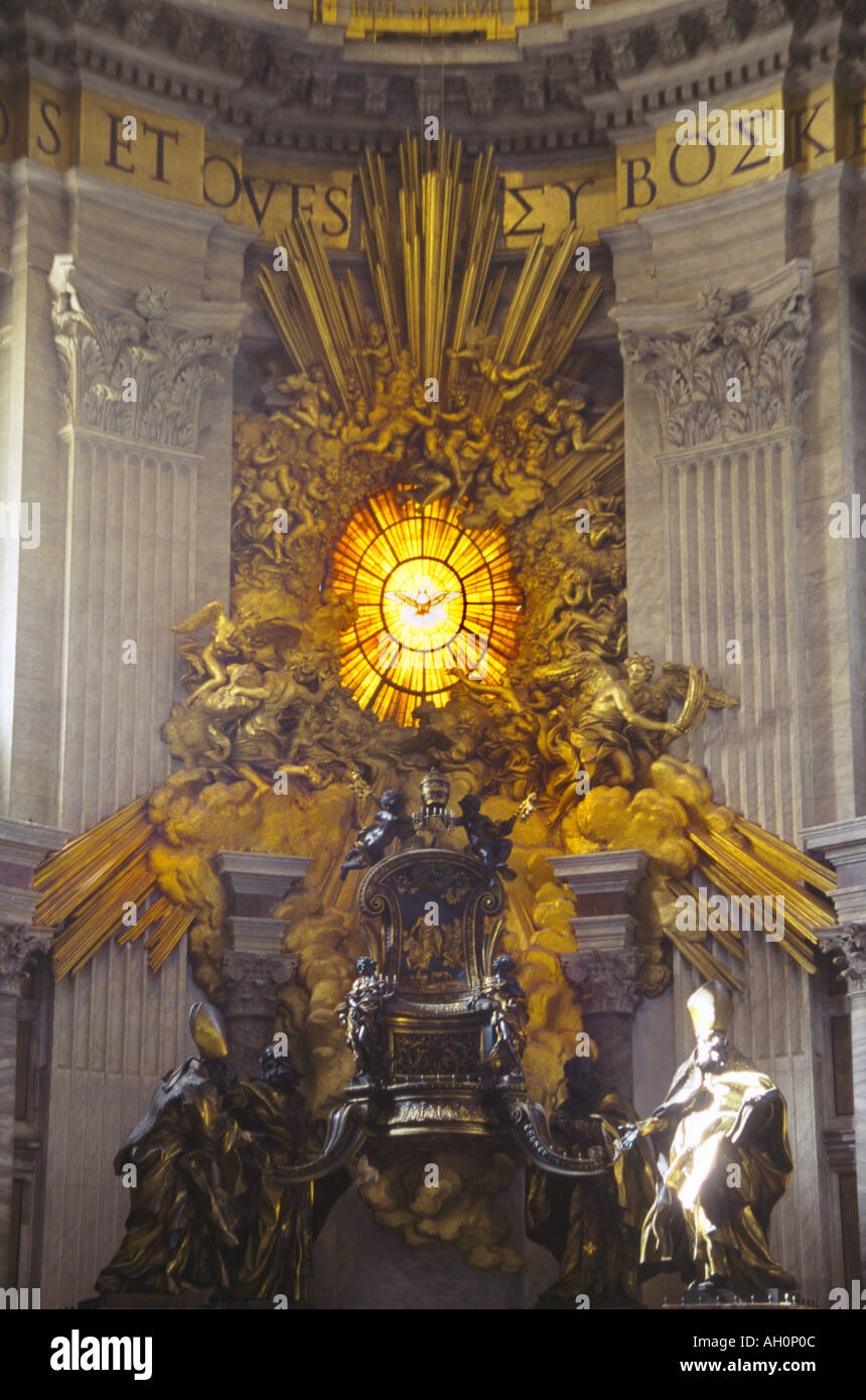 Vatikan Rom Italien St.-Peter-Basilika Berninis Thron des Heiligen Petrus mit Taube des Friedens Glasfenster hinter Stockfoto