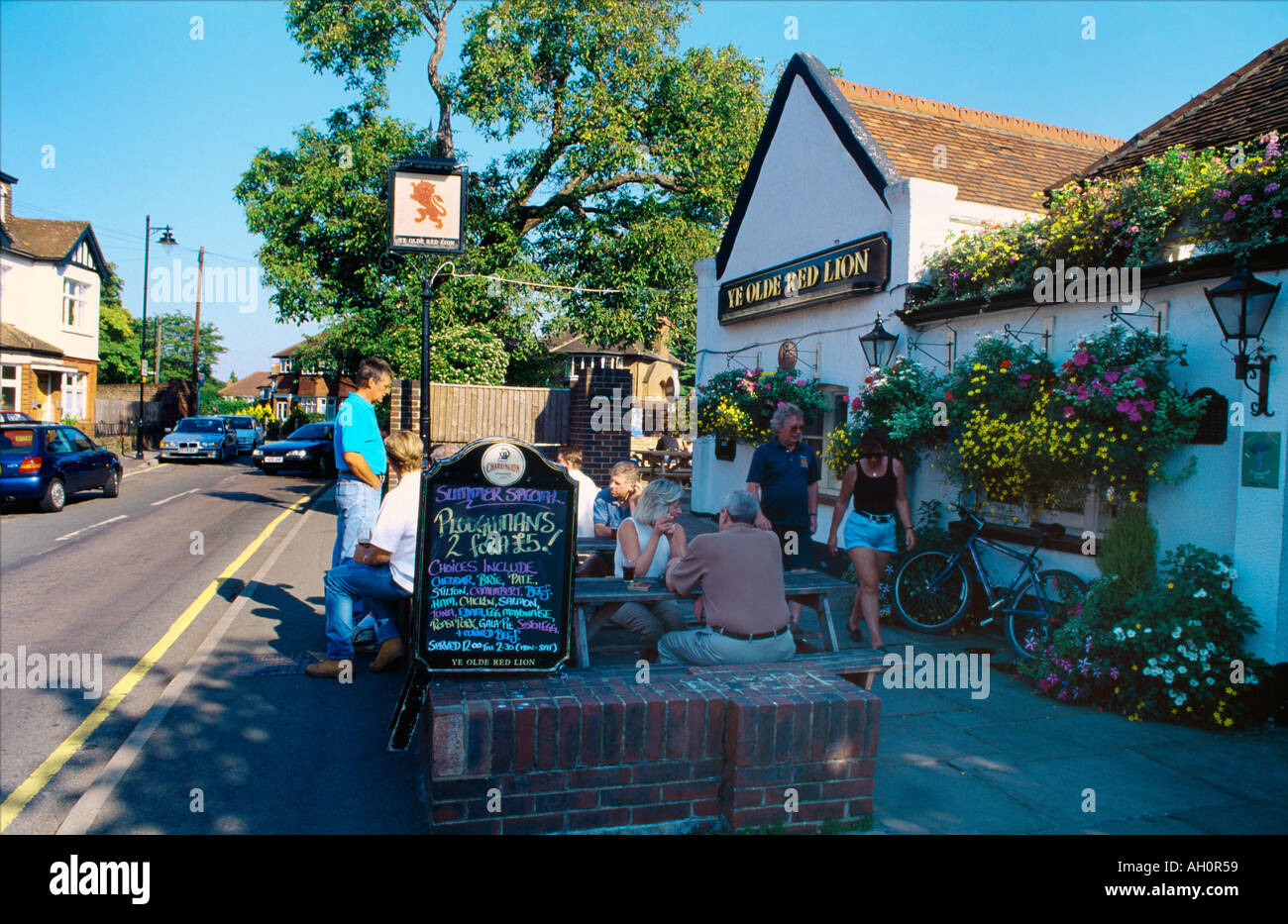 Red Lion Pub mit hängenden Blumenkörben außerhalb in Cheam Surrey England Stockfoto