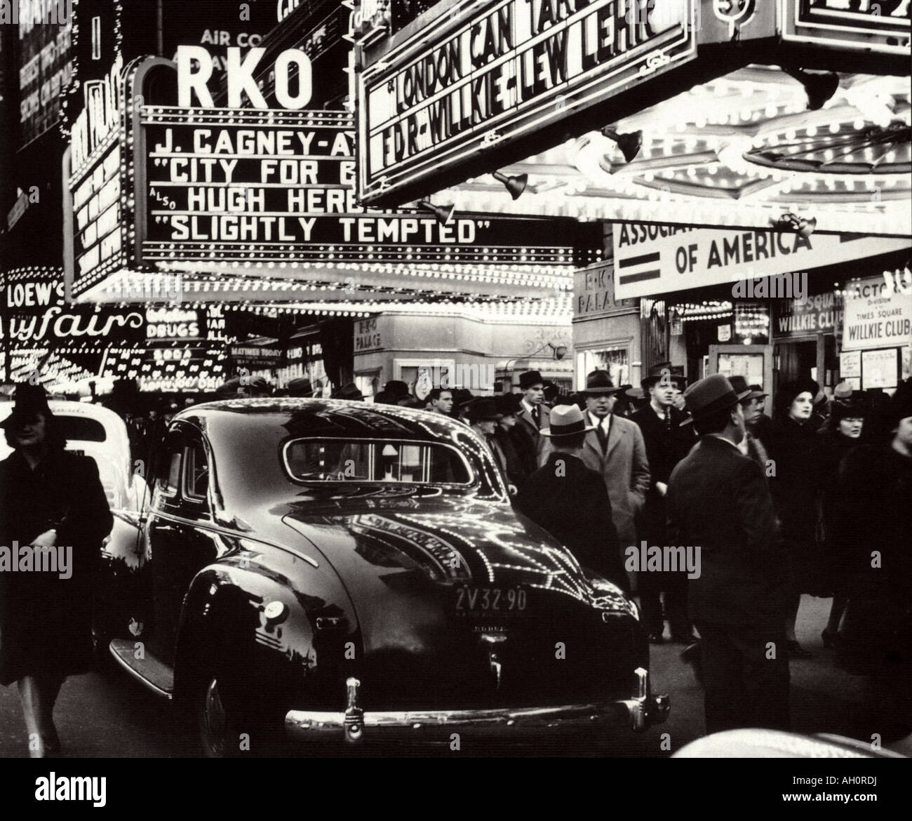 NEW YORK Kino Menschenmassen am Times Square im Jahr 1940 wo LONDON können TAKE IT und Stadt für Eroberung zeigen Stockfoto