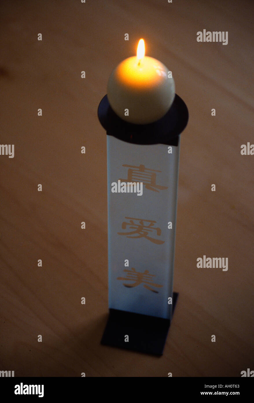 Buddhistische Kerze mit Zen-Kalligraphie Stockfoto
