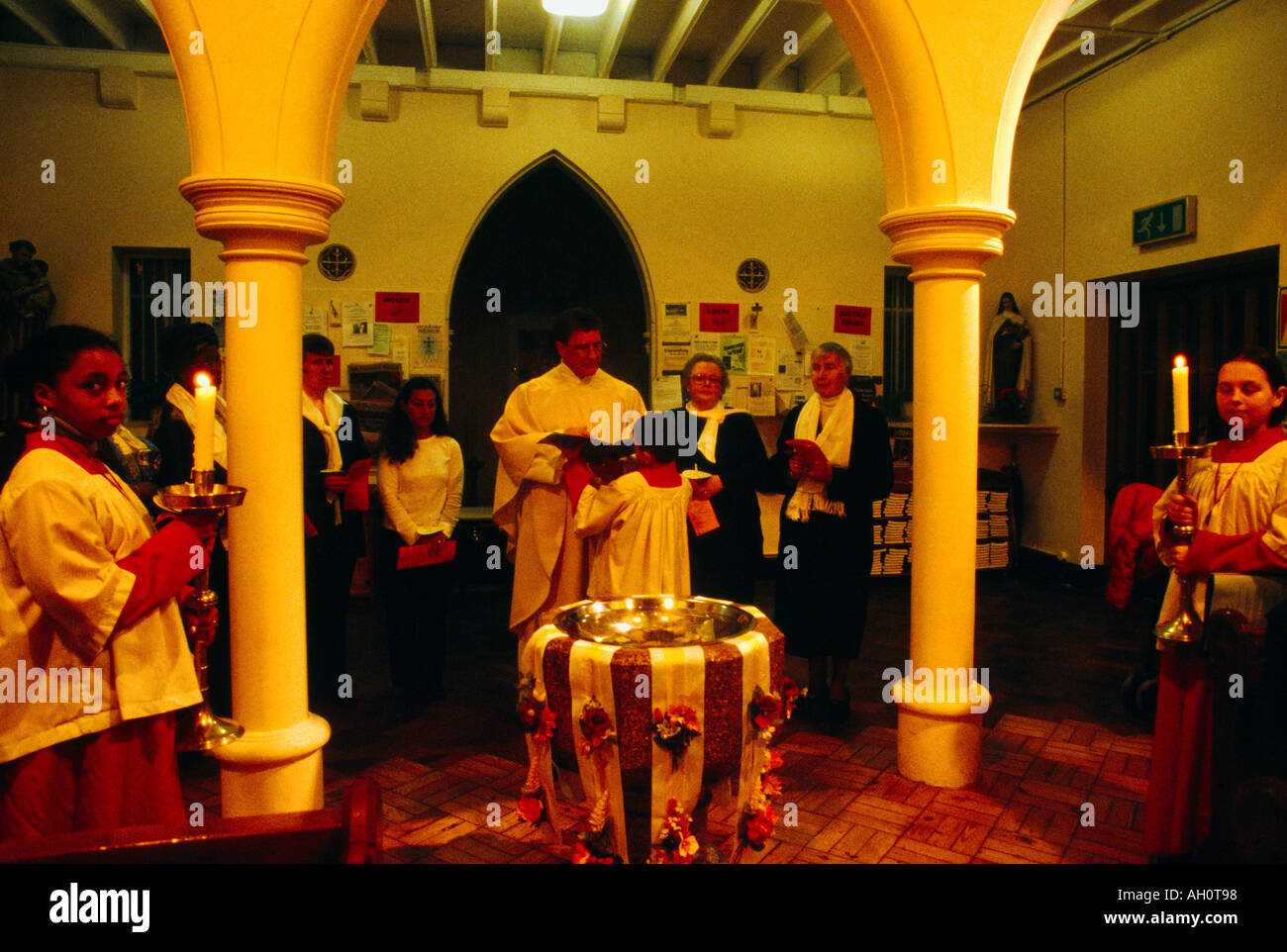 Osternacht mit Sacrement Bestätigung St Joseph s Kirche 5 Frauen Stockfoto