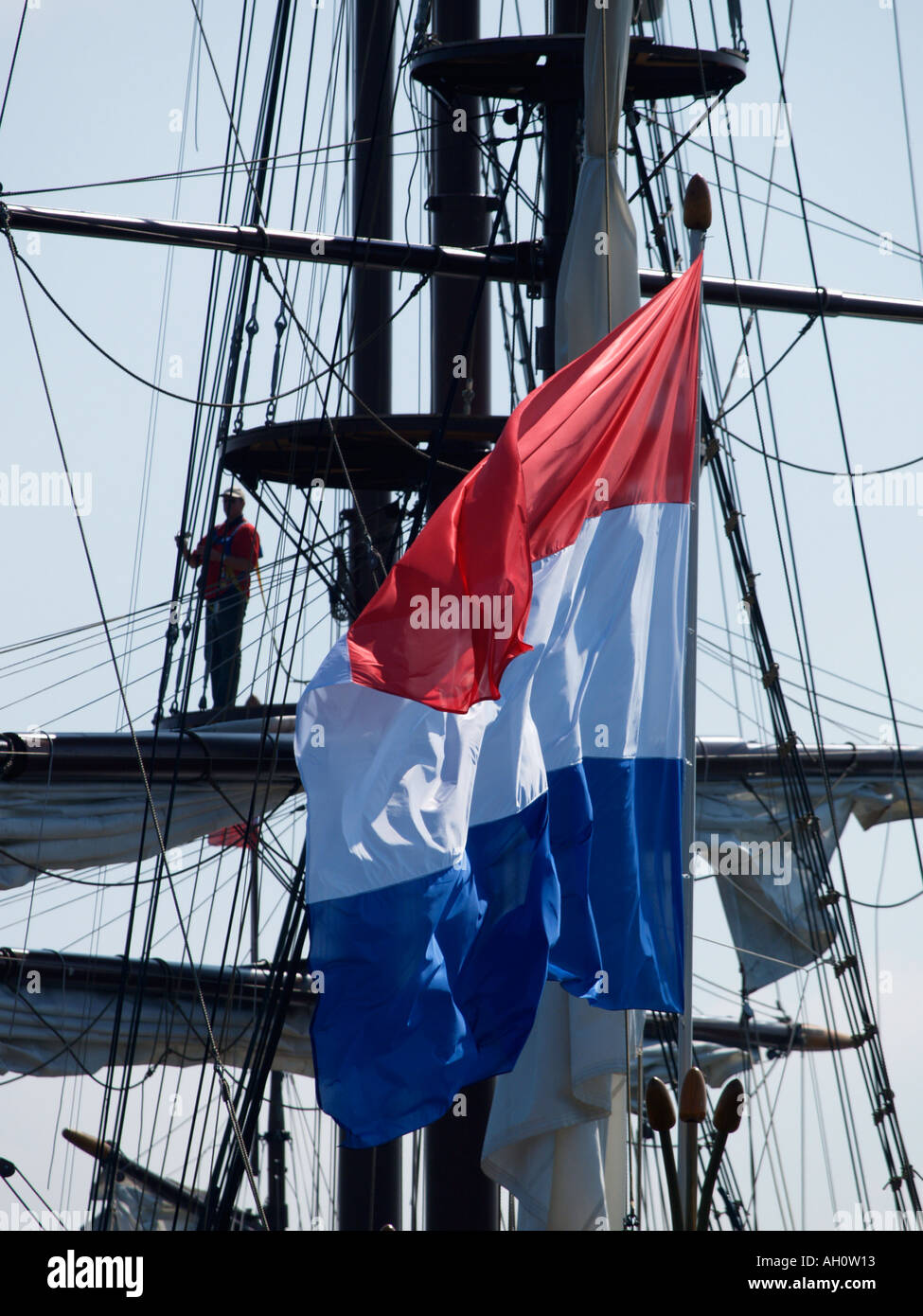 Große niederländische Flagge auf hohen Schiff Sail Amsterdam 2005 Stockfoto