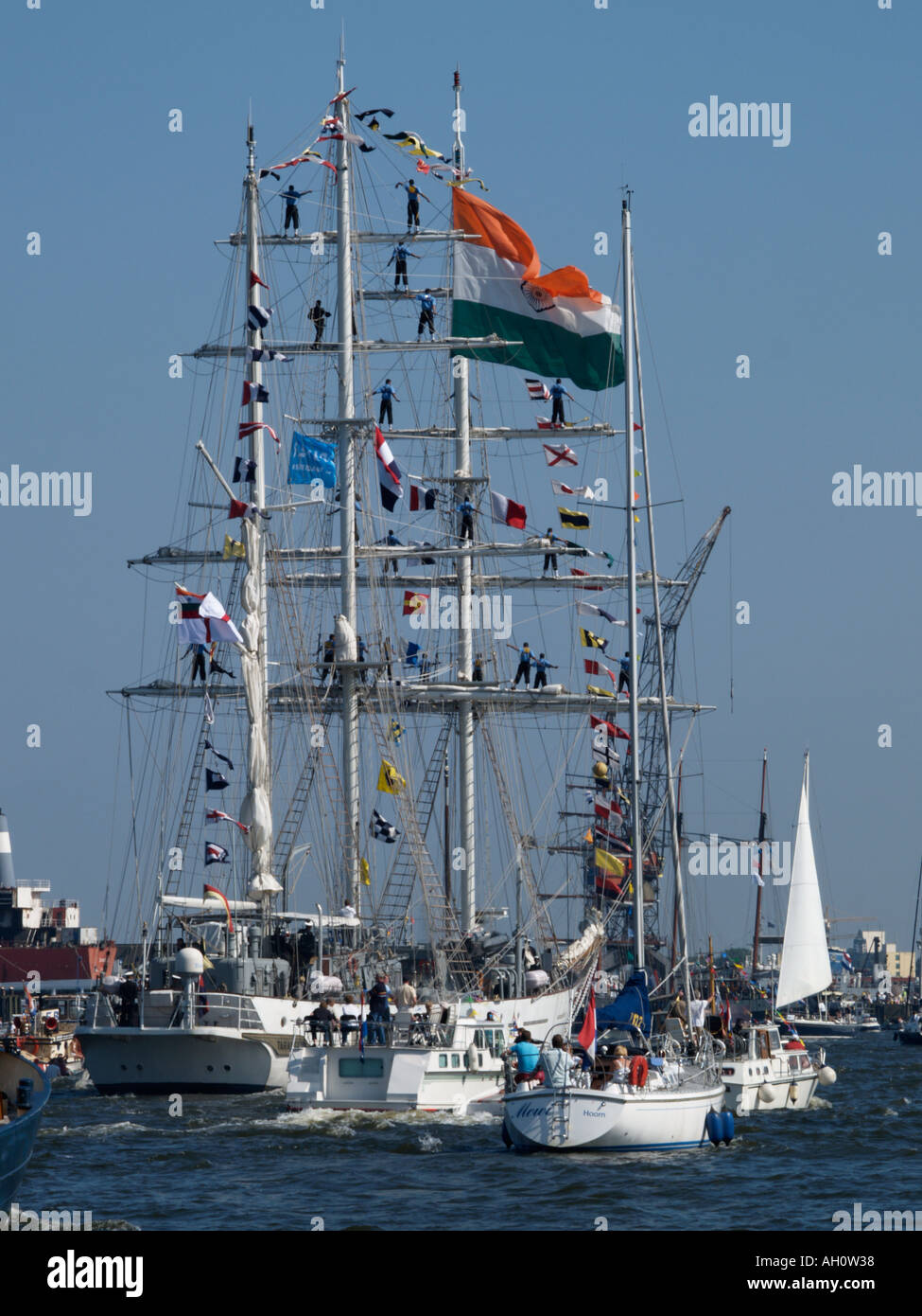 Indischen groß Schiff INS Tarangini Ankunft am Sail Amsterdam 2005 und wird begleitet von vielen kleinen Booten Stockfoto