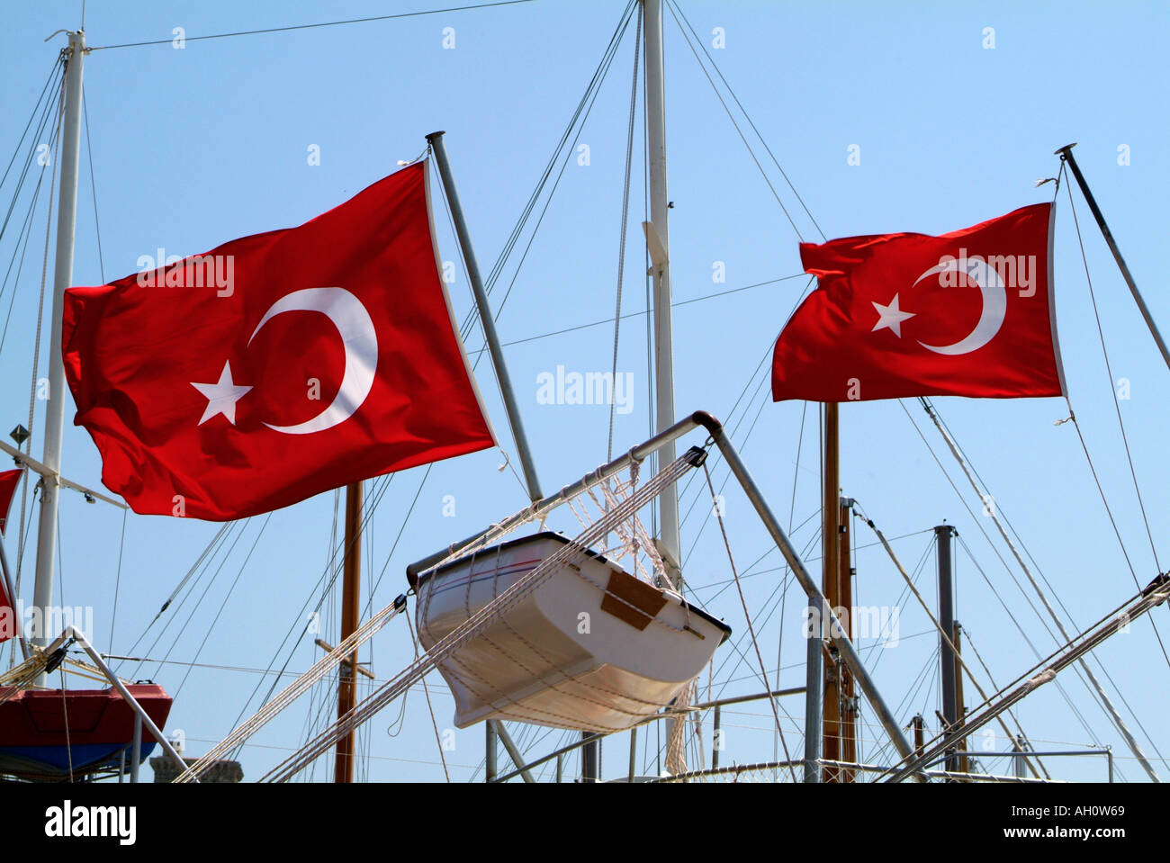 Türkische Flaggen auf Schiffen Stockfoto