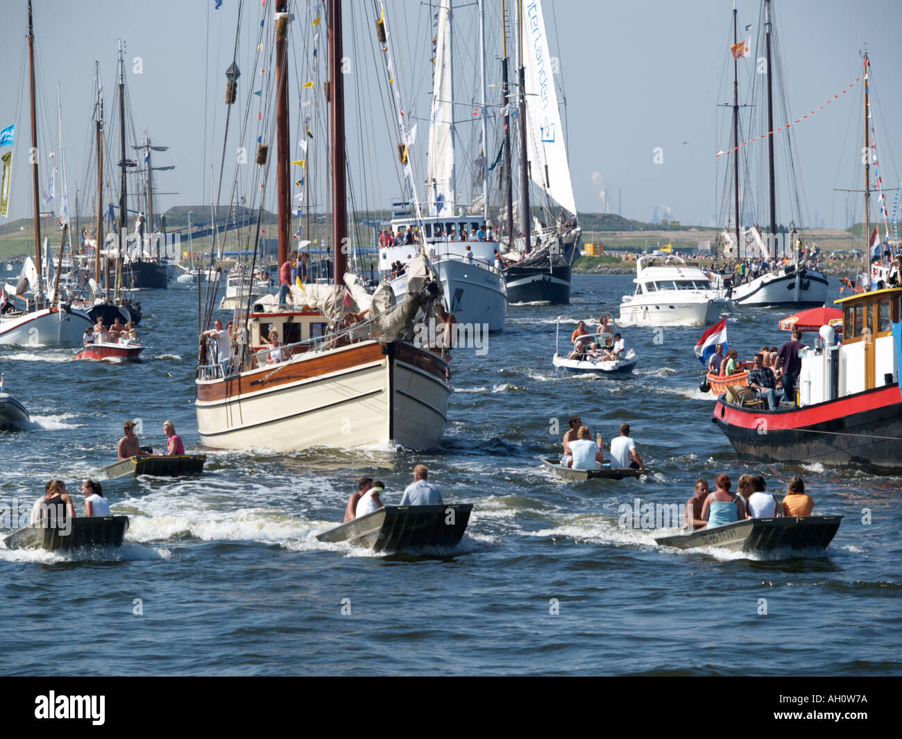 Während der Sail Amsterdam 2005-Großsegler-Veranstaltung ist das Wasser extrem überfüllt Stockfoto