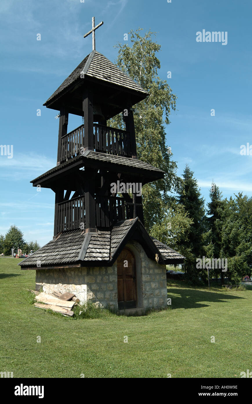 Glockenturm auf dem Gelände der eine 300 Jahre alte orthodoxe Kirche Slatina Bosnien Herzegowina Stockfoto