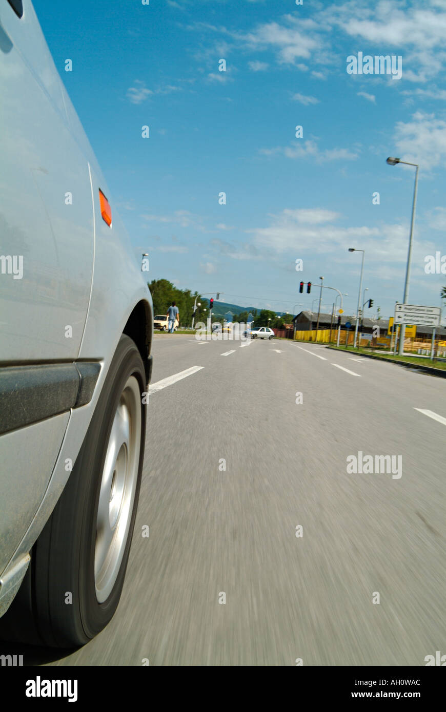 Auto auf einer Straße, niedrigen Winkel Außenansicht beschleunigt. Stockfoto