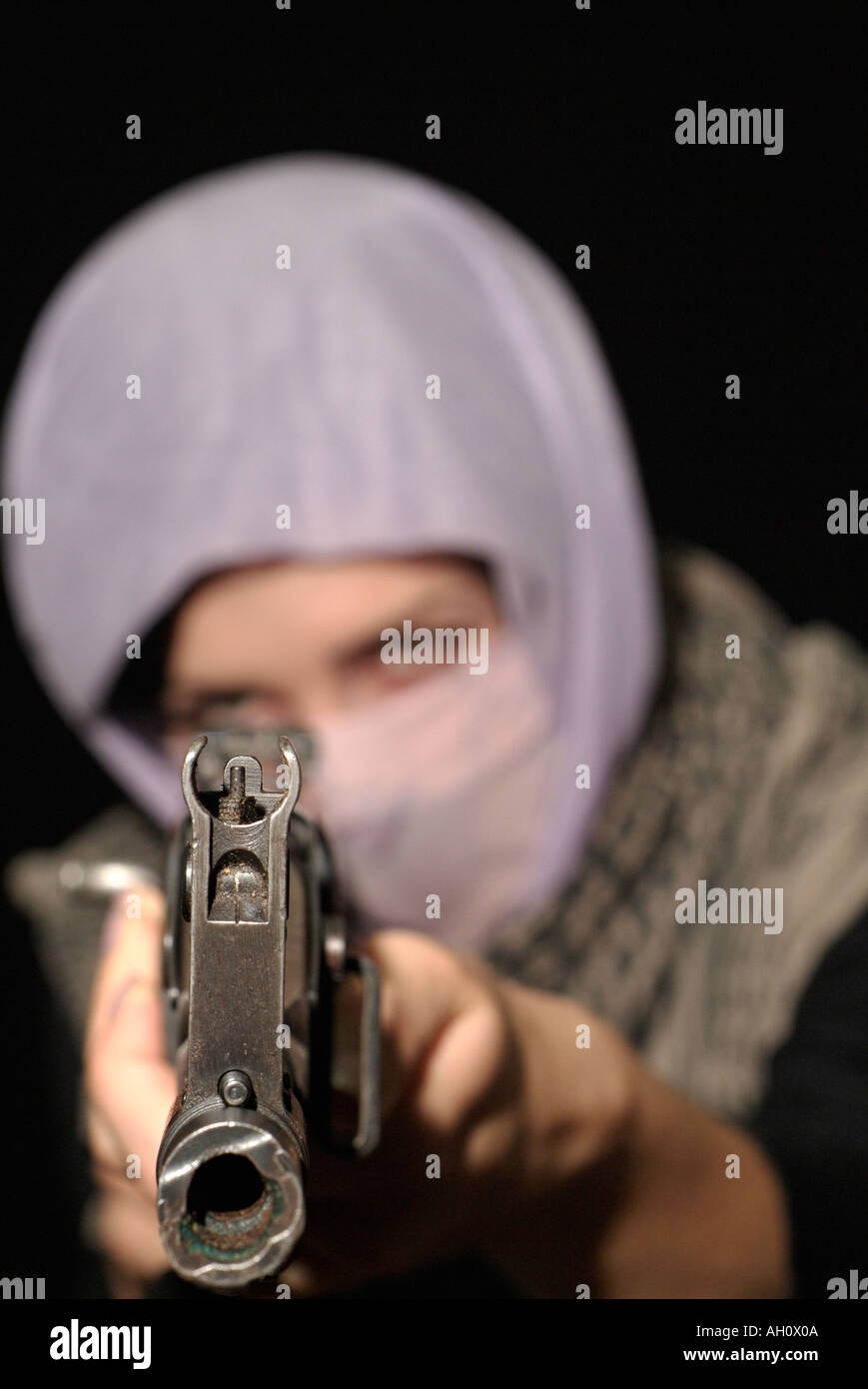Extremistische Kämpferin in orientalisch Kleid mit einem Sturmgewehr AK47 Stockfoto