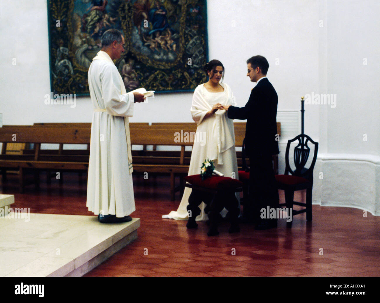Monte Toro Menorca Balearen Spanien Braut Bräutigam Hochzeit im Augustinerkloster Finger Ring Inverkehrbringen Stockfoto